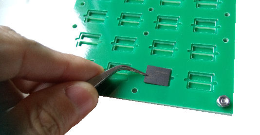 Easy to pick up IC chip from reflow tray